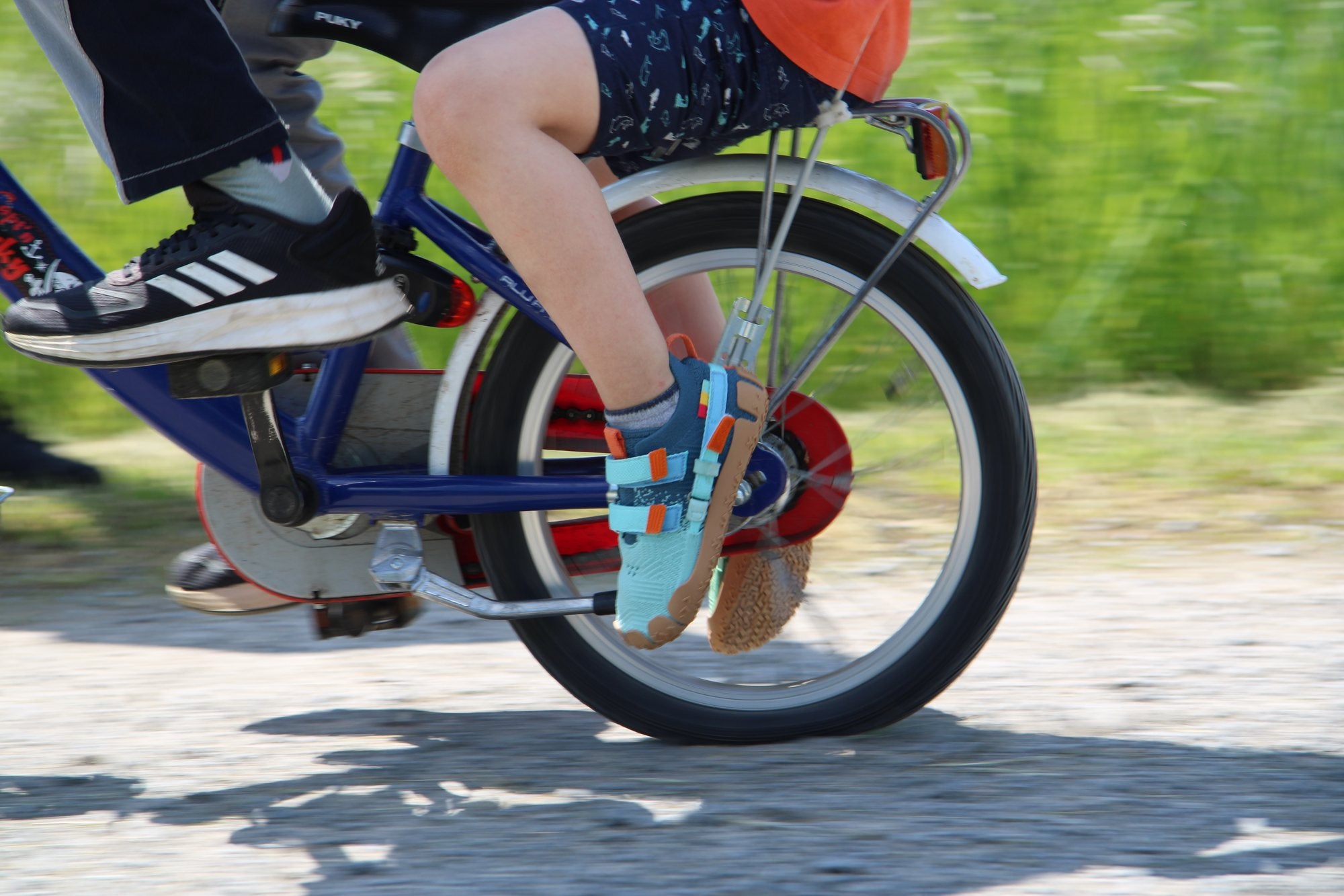 Kind fährt Fahrrad in Sizeless Reef