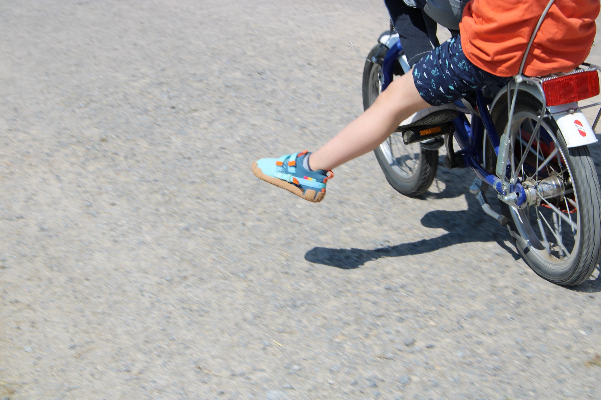 Kind fährt draußen mit Sizeless Kinderschuhen und bewegt sich natürlich im Alltag