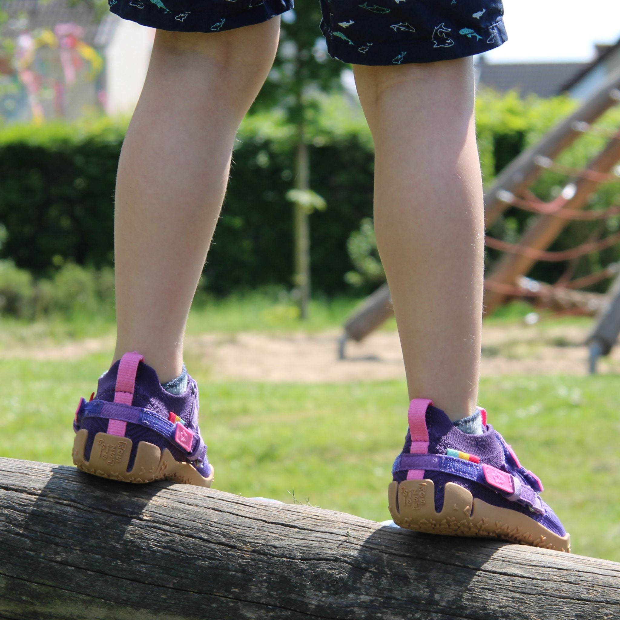 Kind trägt Sizeless Galaxy Kinderschuhe im Freien mit natürlicher Bewegungsfreiheit