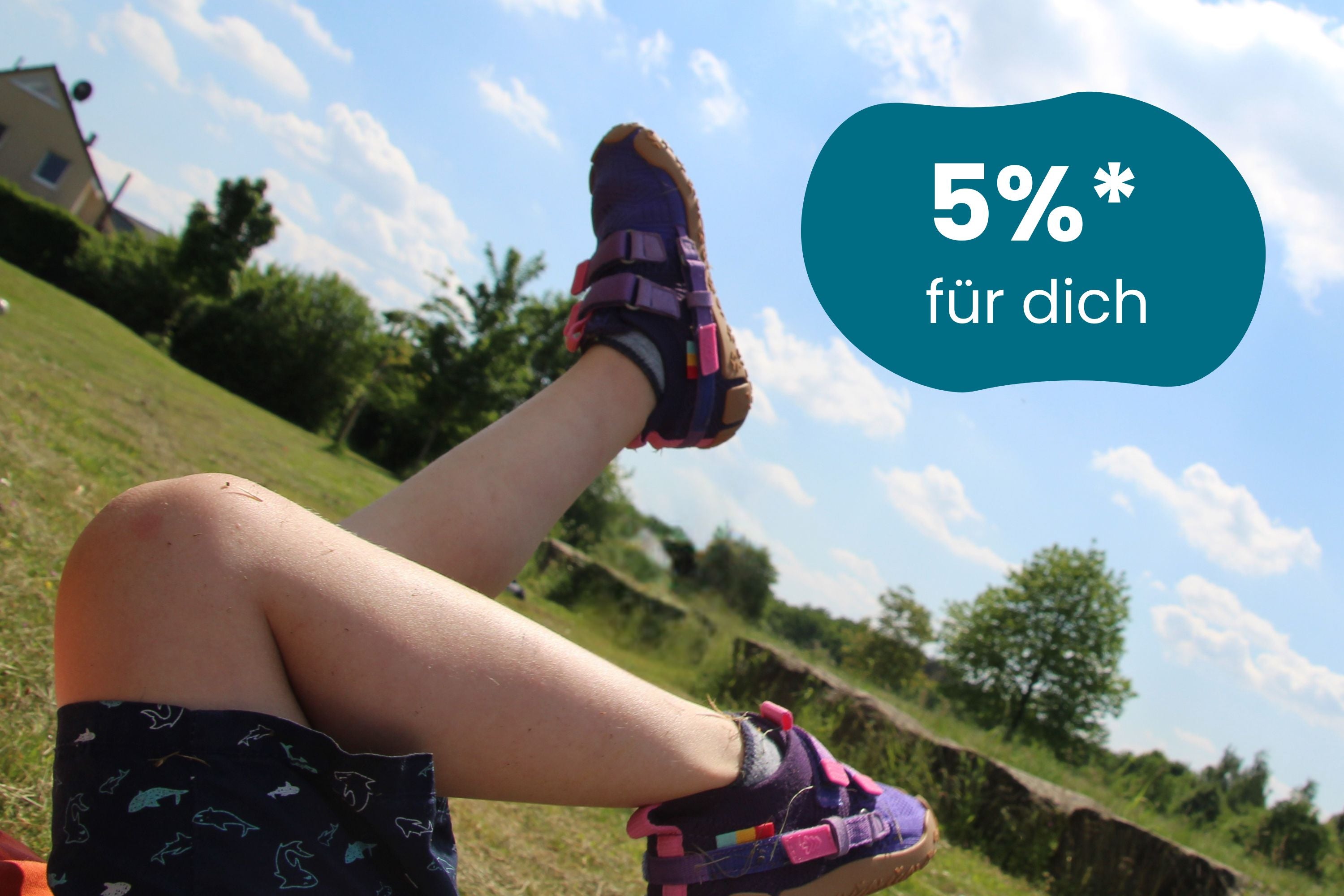 Kind trägt Sizeless Kinderschuhe beim Spielen im Freien mit natürlicher Bewegungsfreiheit