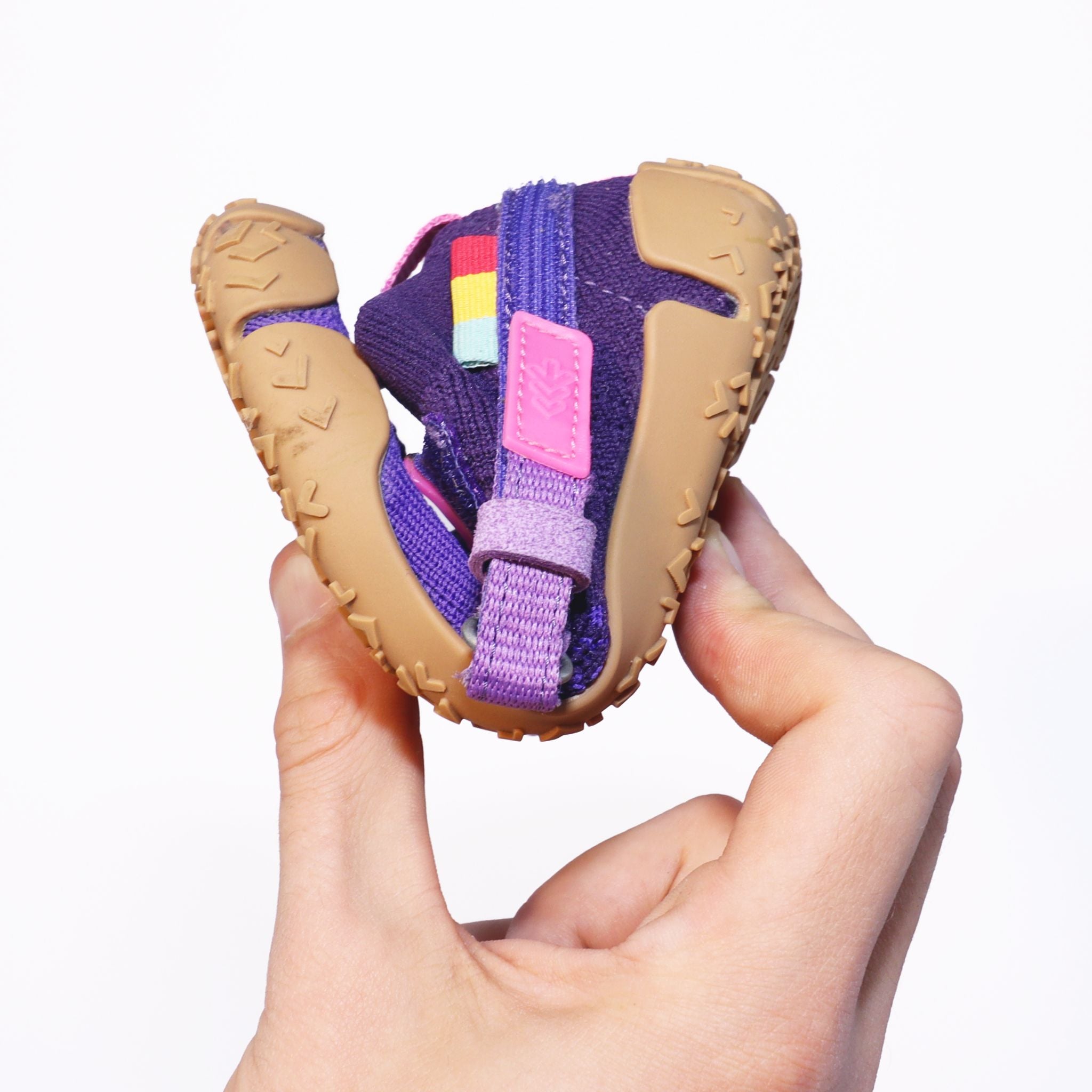 Sizeless Galaxy Kinderschuh wird gebogen und zeigt die flexible Sohle für natürliche Fußbewegung