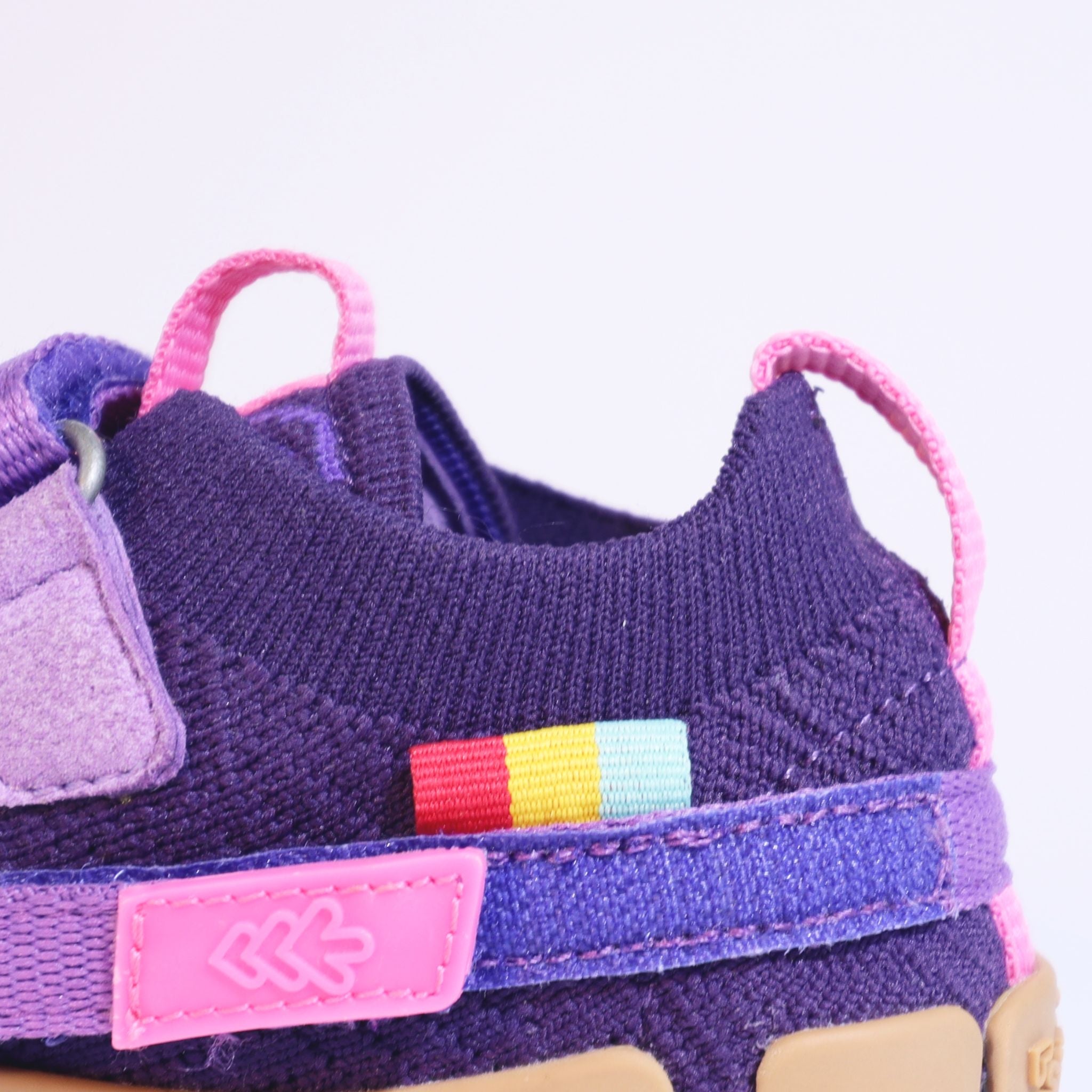 Detailansicht des Sizeless Galaxy Kinderschuhs mit pulltabs und flexiblem Obermaterial