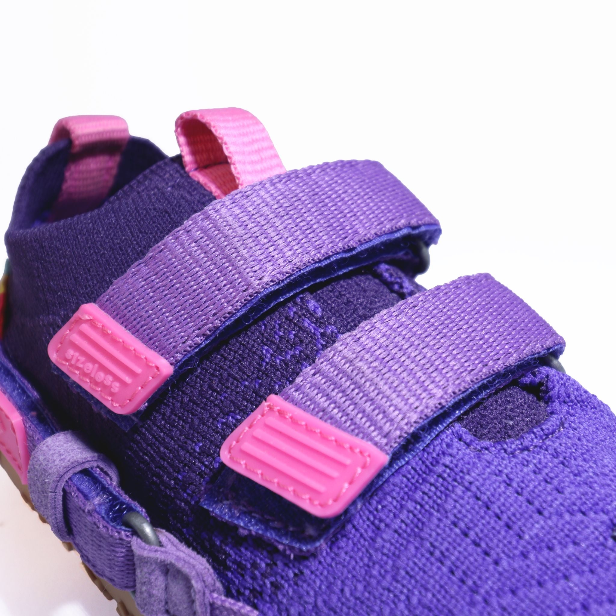 Detail des Sizeless Galaxy Kinderschuhs mit flexiblem Obermaterial und Klettverschluss