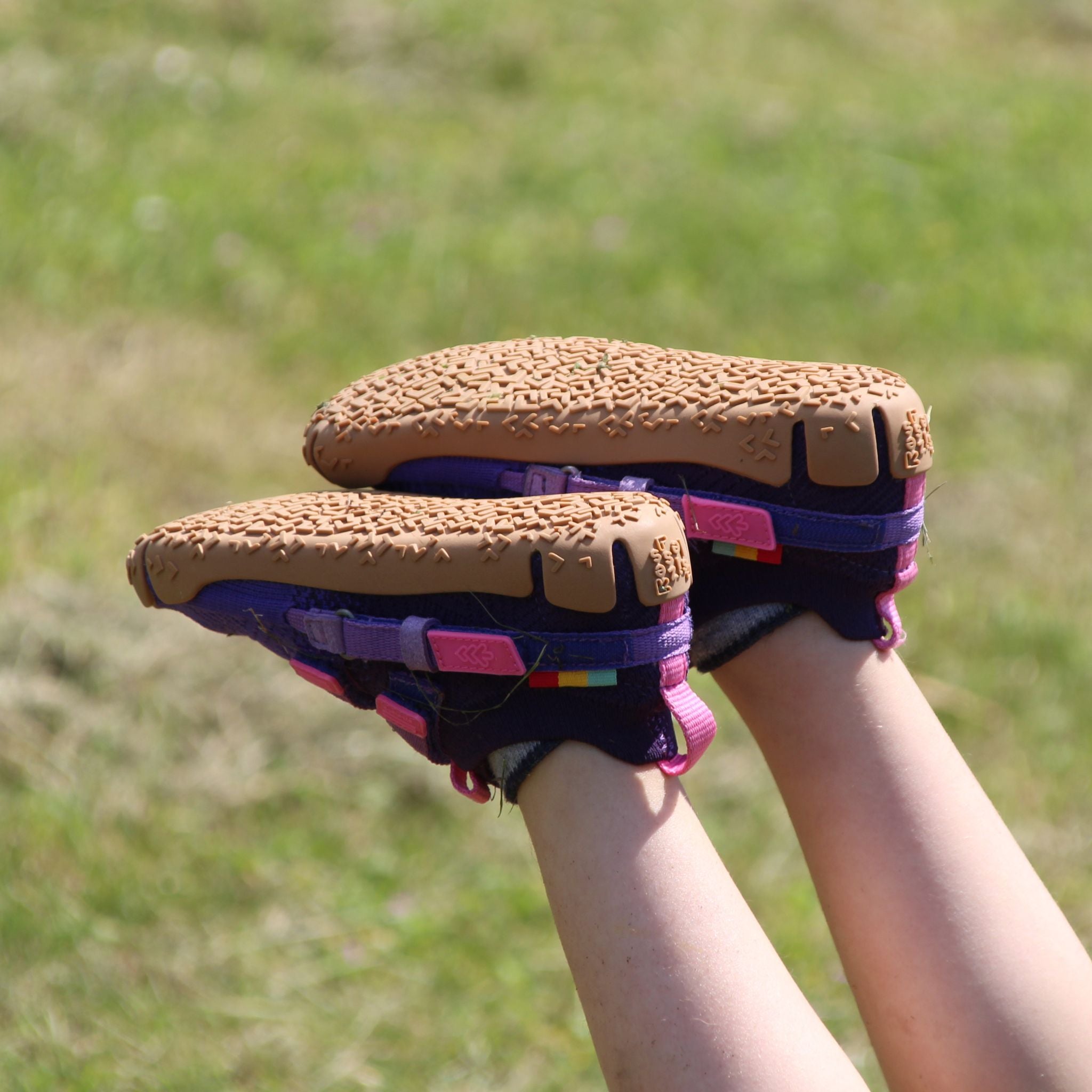 Seitenprofil der flexiblen Sohle des Sizeless Galaxy Kinderschuhs für natürliches Barfußgefühl. Kind trägt den Schuh
