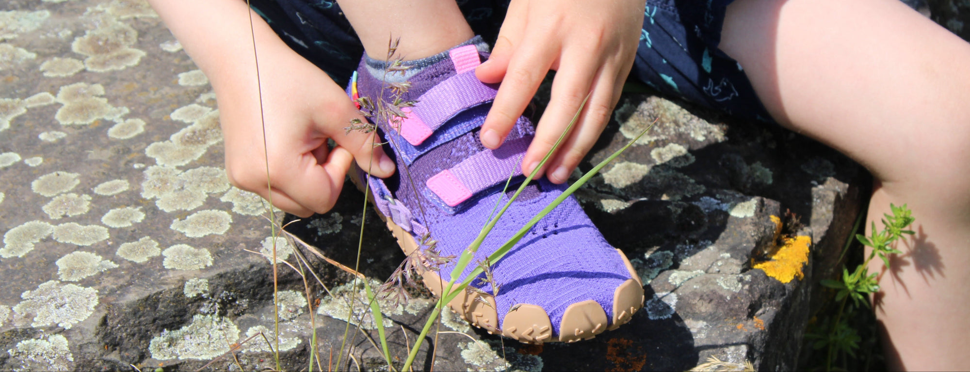 Sizeless Kinderschuh im Gras für natürliche Bewegung beim Spielen im Freien