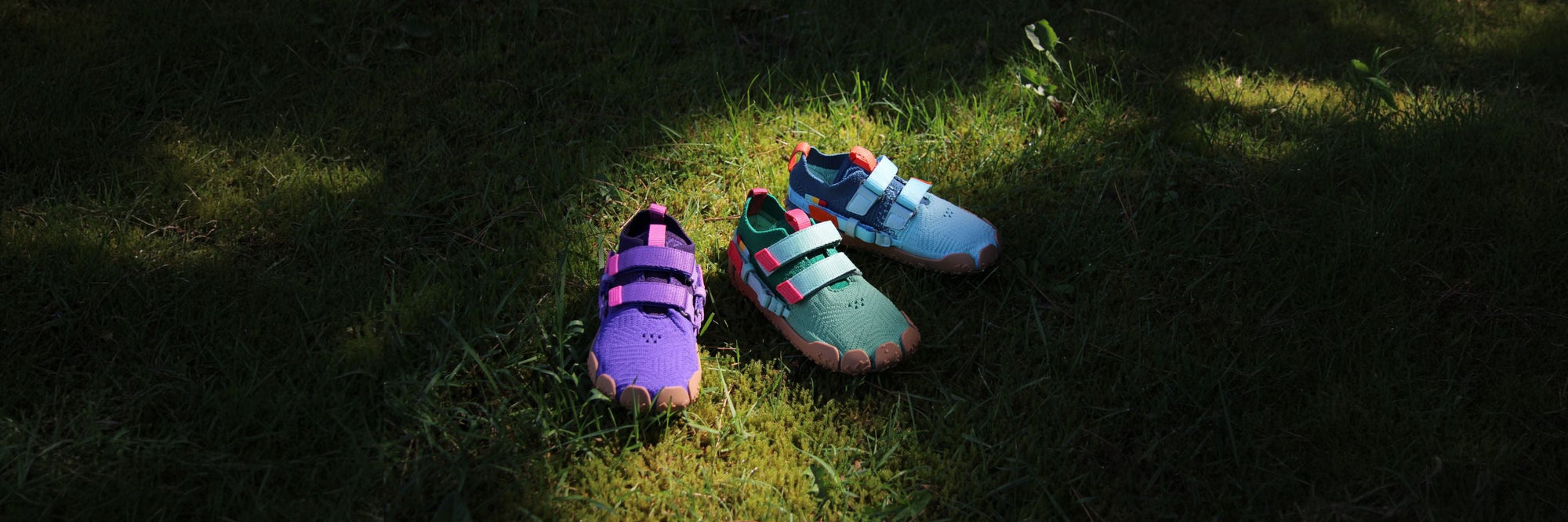 Sizeless Kinderschuhe im Gras für natürliche Bewegung und kleine Abenteuer im Freien