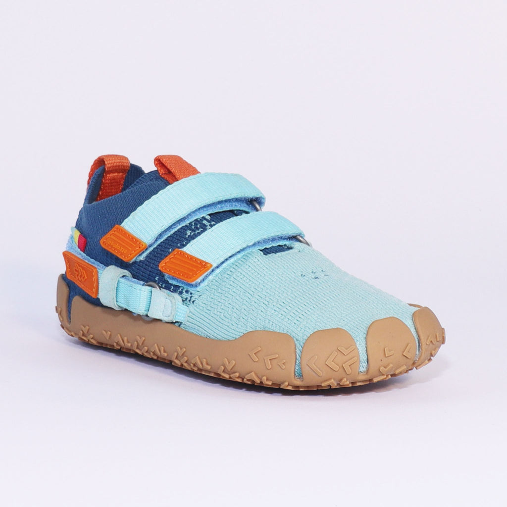 Dreiviertelansicht von vorne des Sizeless Reef Kinderschuhs mit breiter Zehenbox und Klettverschluss