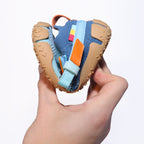 Sizeless Reef Kinderschuh wird gebogen und zeigt die flexible Sohle für natürliche Fußbewegung
