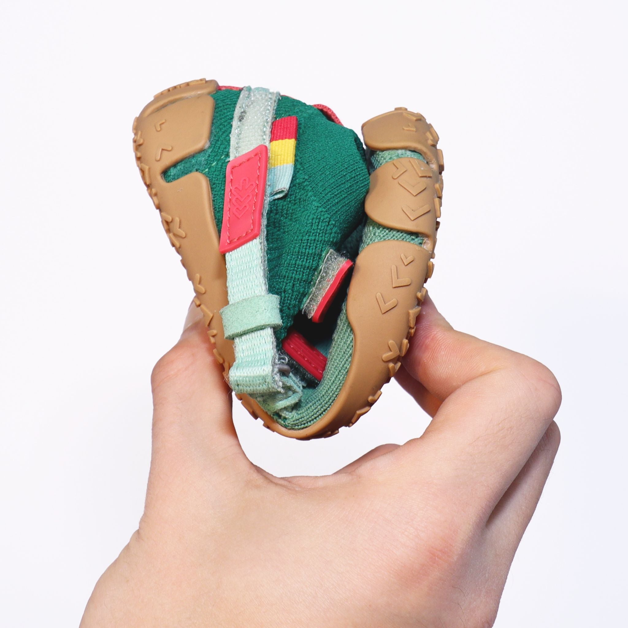 Sizeless Sprout Kinderschuh wird gebogen und zeigt die flexible Sohle für natürliches Barfußgefühl