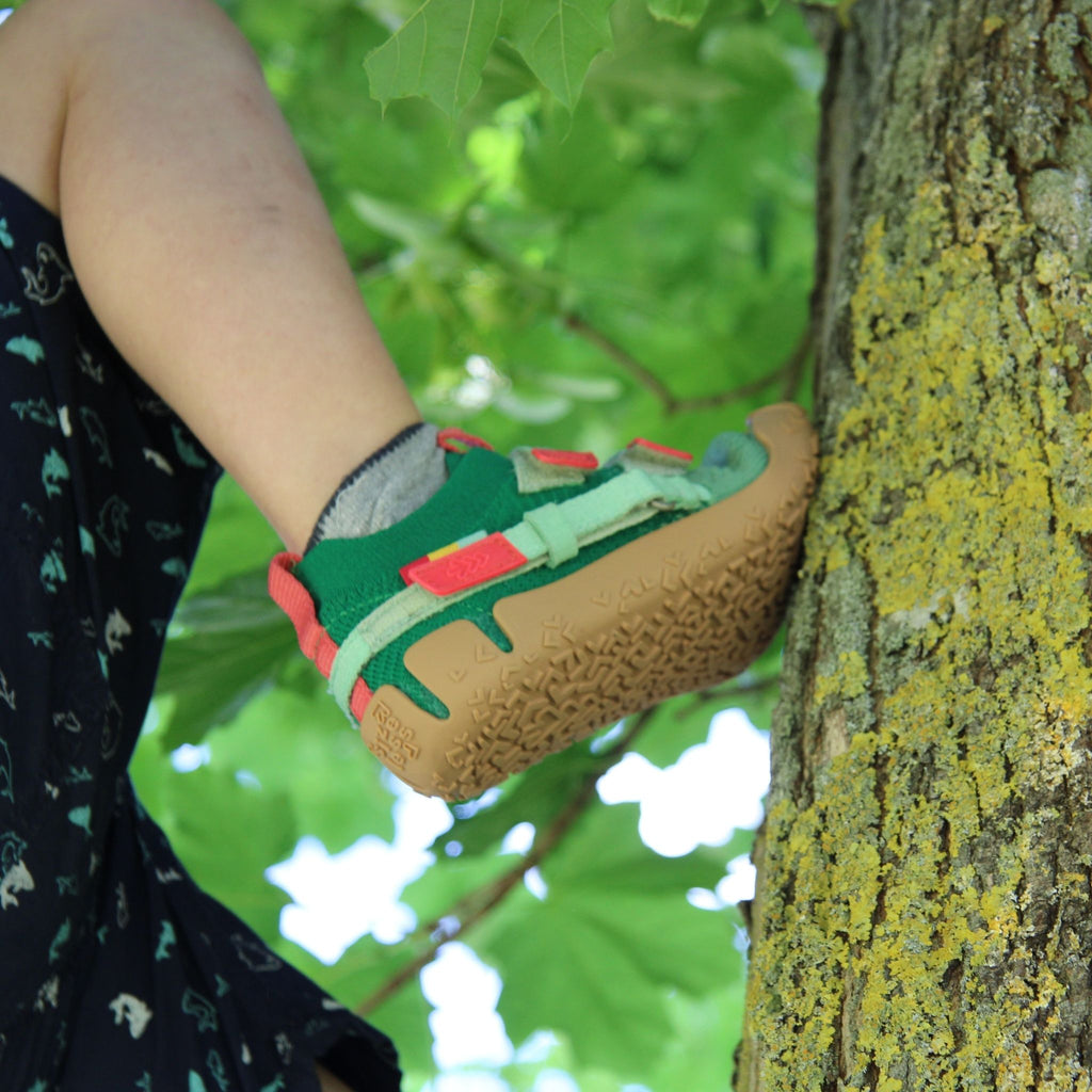 Sizeless Sprout Kinderschuh in der Schrägansicht im Grünen für Abenteuer und natürliche Bewegung im Freien